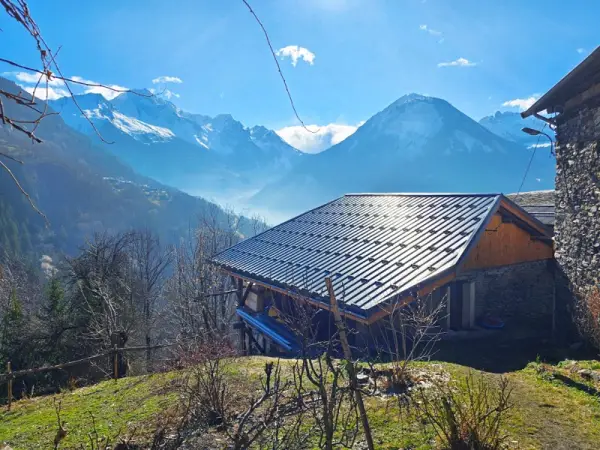 Vue du chalet depuis le chemin d'accès