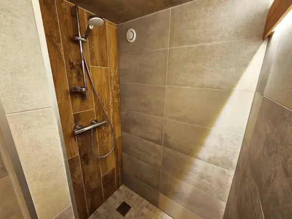 Salle de bain avec douche