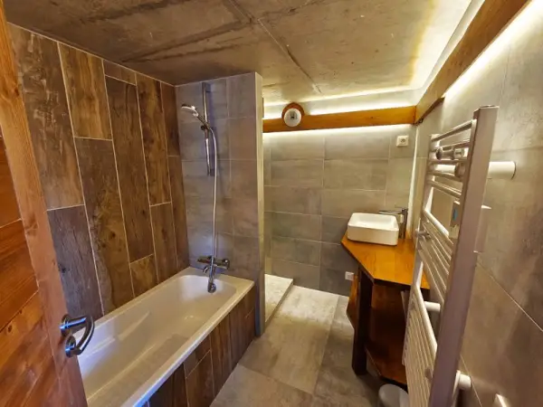 Salle de bain avec baignoire et vasque