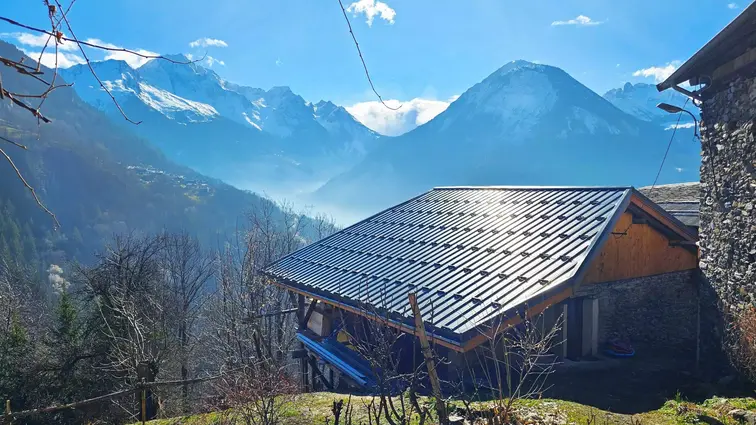 Chalet de montagne offrant une vue panoramique sur l’entrée de la vallée de la Vanoise.