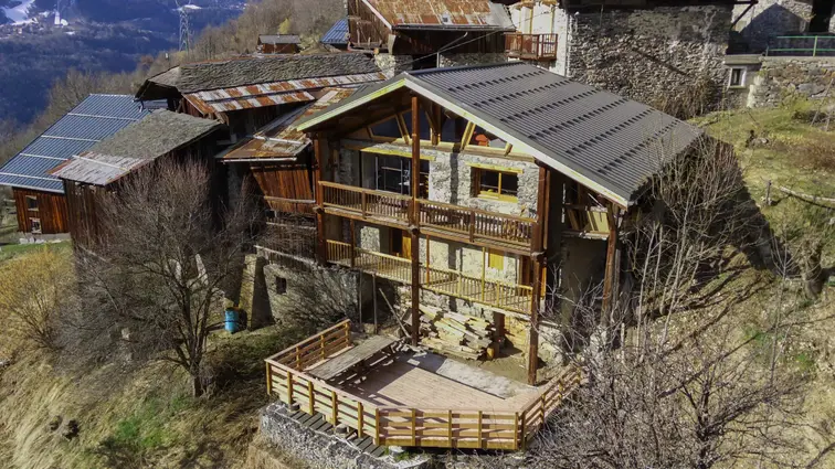 Espace de vie lumineux avec de grandes fenêtres et accès à des balcons et terrasses offrant une vue magnifique.