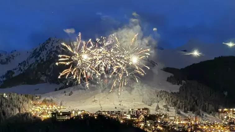 Feu d’artifice de Courchevel illuminant le ciel, visible depuis le balcon du chalet.